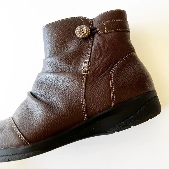 Clarks Collection Dark Brown Leather Ankle Boots Size 10 Button Detail‎ Booties - Picture 6 of 10